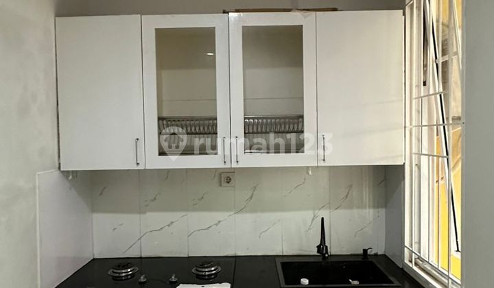 Rumah 2 Lantai Semi Furnished Siap Huni - Harga 1 M-An! Dekat Akses Tol di Kawasan Premium Gading Serpong! 2