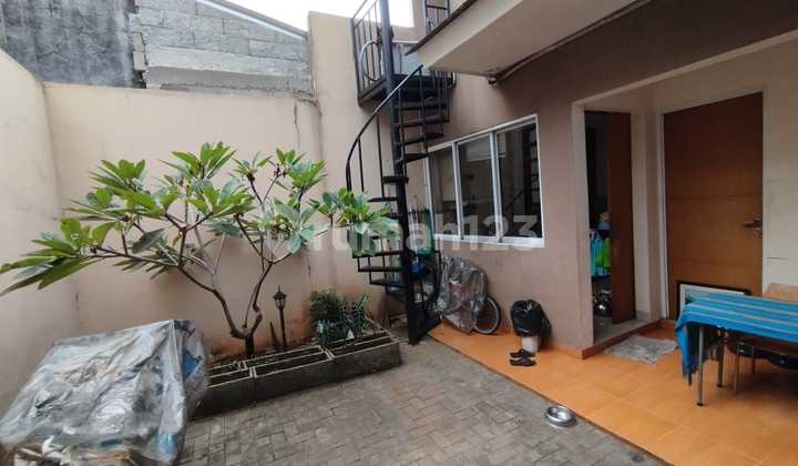 Rumah Semi Furnished Renovasi di Griya Loka, BSD - Jarang Ada! 2