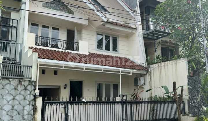 Disewakan Rumah 2 Lantai di Pondok Indah - Dekat Pim 2, Jakarta Intercultural School & Akses Tol!