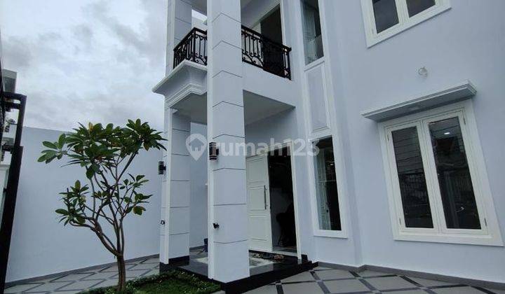 Rumah Cantik 2 Lantai di Komplek Abadi Jakarta Timur  2