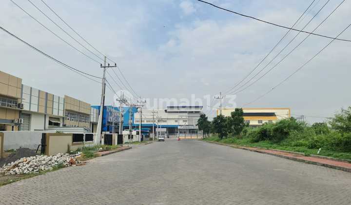 Warehouse in Gempol with Loading Dock, 10 Minutes from Porong Toll Road. Warehouse in Gempol with Loading Dock, 10 Minutes from Porong Toll Road.