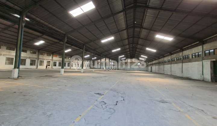Good Warehouse Gempol, Pasuruan - Very Spacious Parking Area Good Warehouse Gempol, Pasuruan - Very Spacious Parking Area