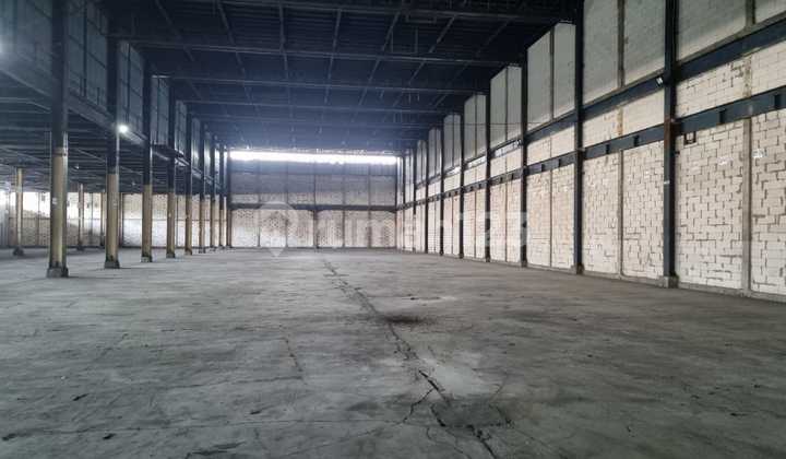 Warehouse in Rungkut Industrial Area 4108.0 M² with Loading Dock Near Highway