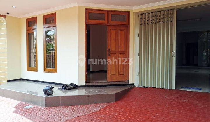 Rumah di Prapen Indah Surabaya Selatan, 2 Lantai, Semi Furnished, Hadap Utara, Siap Huni 2