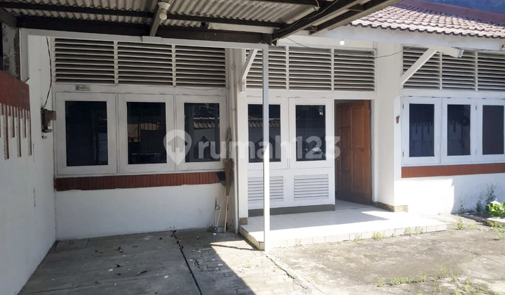 House in Darmo Sentosa Raya, West Surabaya, Good + Well-Maintained, Wide Road Row 2