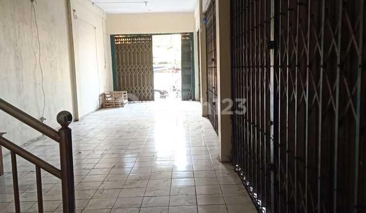 Quick Sale: 3-Story Shop House Ready to Occupy, 3-Car Road Row on Raya Gresik 2