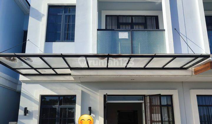 Rumah Cakep 3 Lantai Hadap Taman Di Lavon Ii Dekat Akses Lift 1