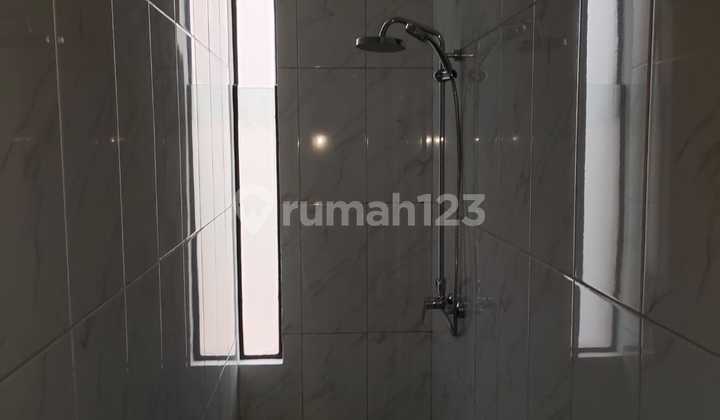 Disewa Murah Rumah 3 Lantai 4 Kamar Tidur di Suvarna Sutera Siap Huni 2