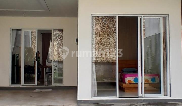 Rumah dgn kolam renang dan akses masuk pribadi
