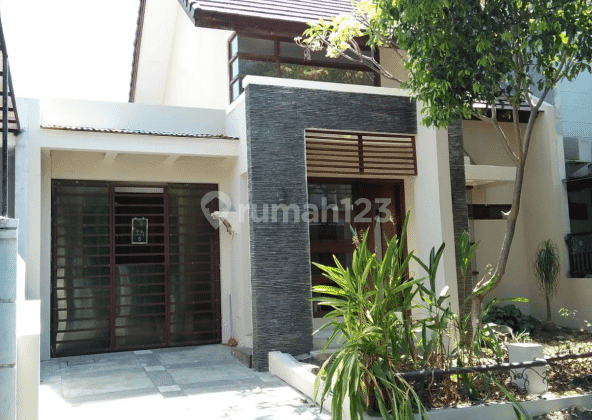 Disewakan Rumah Minimalis 1,5 Lantai Semi Furnished Alam Hijau Citraland, Surabaya Barat 1