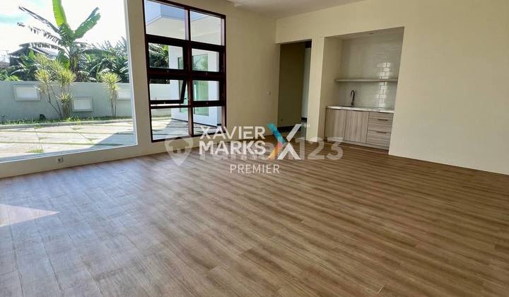 Luxurious 2-Story House Near UB on Jl Veteran Malang Luxurious 2-Story House Near UB on Jl Veteran Malang