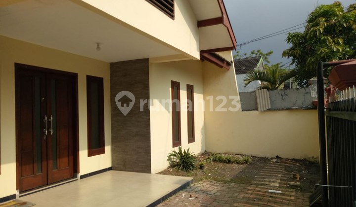 Rumah Terawat Dekat Pusat Kota di Sulfat Malang 2