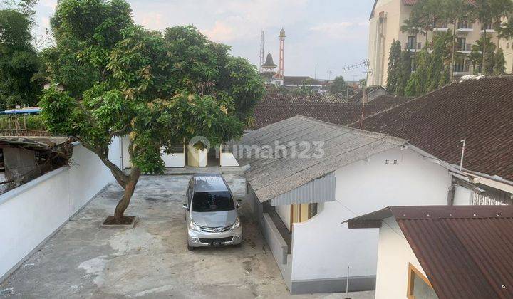 Rumah di Letjen Sutoyo Kota Malang Pusat Kota , Carport Luas  2