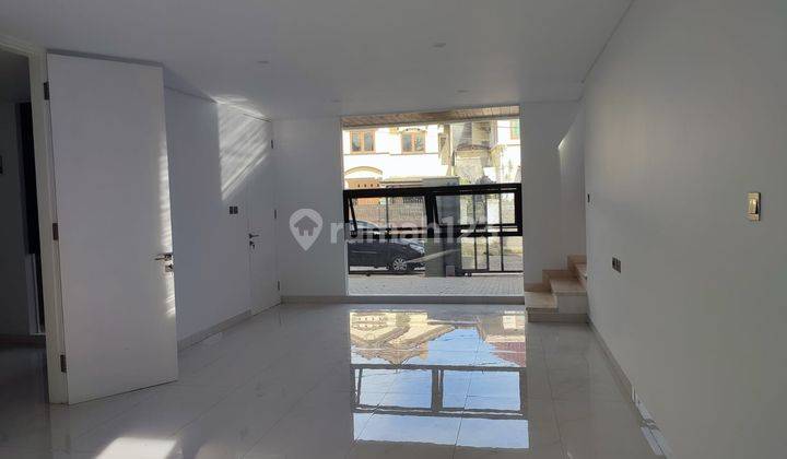 Rumah Minimalis di Setiabudi Regency Ada Kolam Renang 6