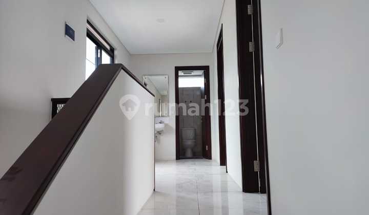 Rumah Minimalis di Tarubhawana, Kota Baru Parahyangan