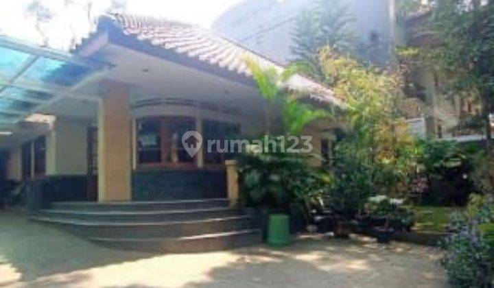 Rumah Ada Kolam Ikan di Sayap Dago Bandung