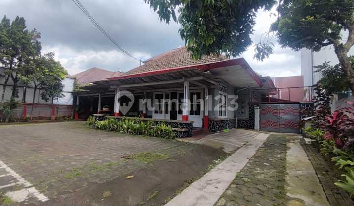 Rumah Luas Terawat di Mainroad Dago, Bandung