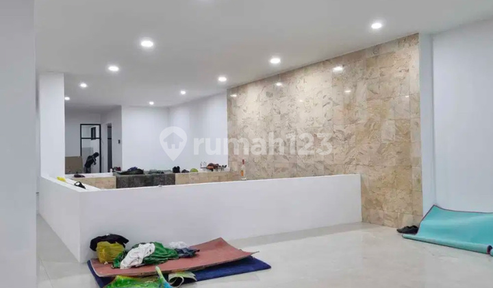 Building for Rent on Main Road in Downtown Bandung Building for Rent on Main Road in Downtown Bandung