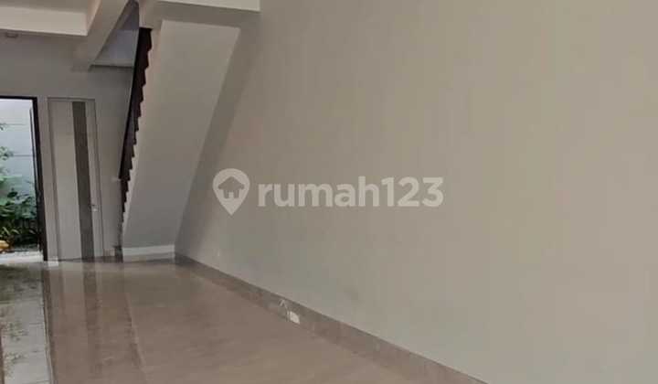 For Rent 3.5-Storey Luxury Shophouse Beverly ~ Pakuwon City