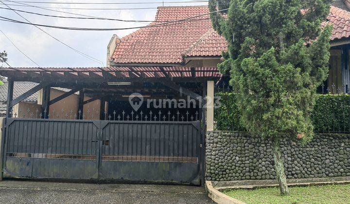 Rumah Besar Dengan Gaya Tropis Di Mega Cinere 1