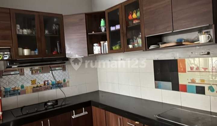 Dijual Rumah 2 Lantai Semi Furnish Siap Huni Lokasi di Singgasana Pradana Bandung 2