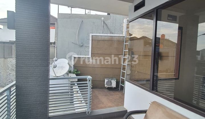 For Sale Comfortable House Ready to Occupied Strategic Location in Singgasana Pradana Complex Bandung 2