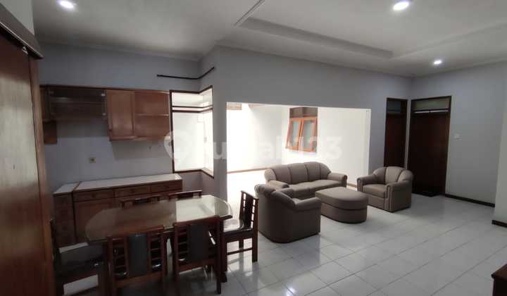 Disewa Rumah 1,5 Lantai Semi Furnish Siap Huni Lokasi Strategis di Batununggal Bandung 2