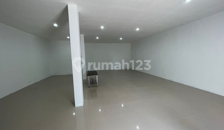 For Rent New 3-Storey Comfortable Shop House Ready to Use Strategic Location in Surapati Bandung 2