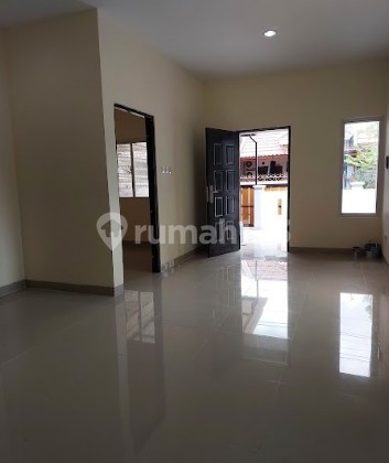 Ready-to-Occupy Hook House on Main Road, Sector 6, Gading Serpong 2