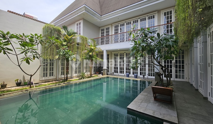 Rumah Mewah Bergaya Eropa dgn Private Pool & Lift di Condet Jaktim