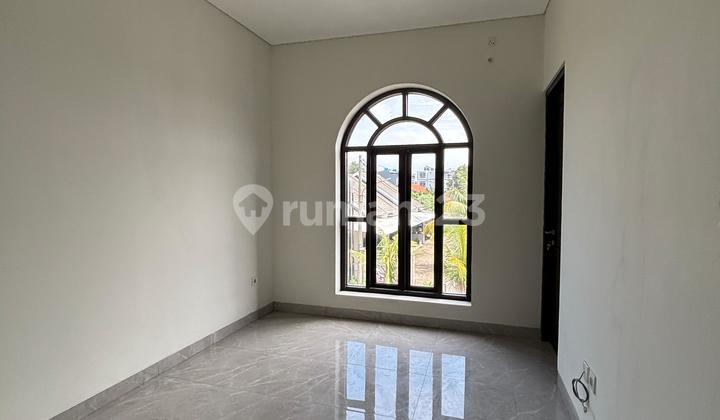 Eleganza Town House Rumah Gaya Classic Modern di Puri Indah Tangerang 2