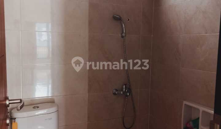 Dijual Rumah 2 Lt Hoek Mewah Pinggir Jalan Semi Furnish - Harapan Indah  2