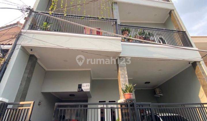 DIJUAL SEGERA RUMAH 3 LANTAI SUDAH RENOVASI 1