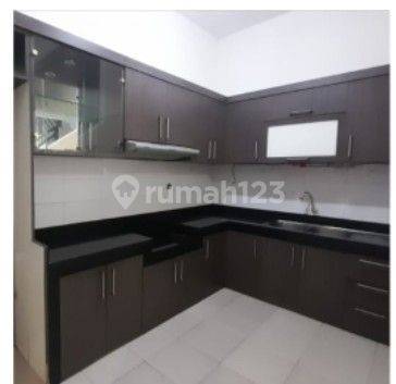 *Silvia* Jual Rumah 3 Lantai Bagus Semi Furnished @Jelambar Jakarta Barat 1