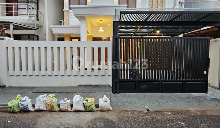 Rumah cantik baru renovasi siap huni 4kamar tidur lokasi nyaman di Jl.pondok indah