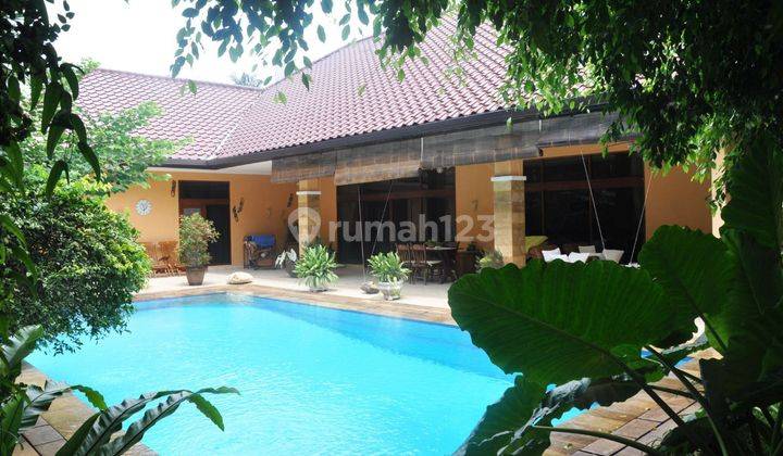 Rumah Luas di Patra Kuningan, 1 Lantai, 3KT, Pool, Semi Furnished 1