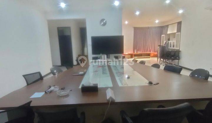 Rumah Mewah di Patra Kuningan, Cocok Untuk Kantor, Kolam Renang 2