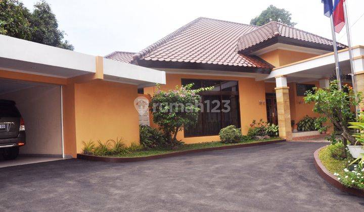 Rumah Luas di Patra Kuningan, 1 Lantai, 3KT, Pool, Semi Furnished 2