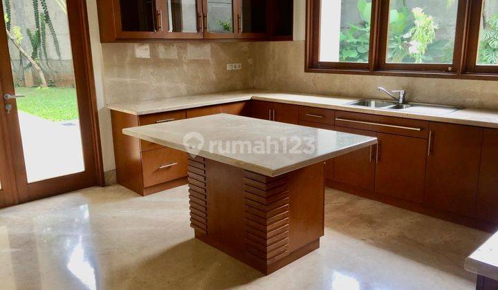 Rumah Tropis Mewah 5BR di Cilandak, Kolam, Taman Luas, 2 Lantai 2