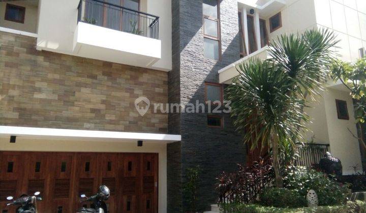 Rumah Luas 4BR di Compound Eksklusif Kemang, Fasilitas Lengkap 1