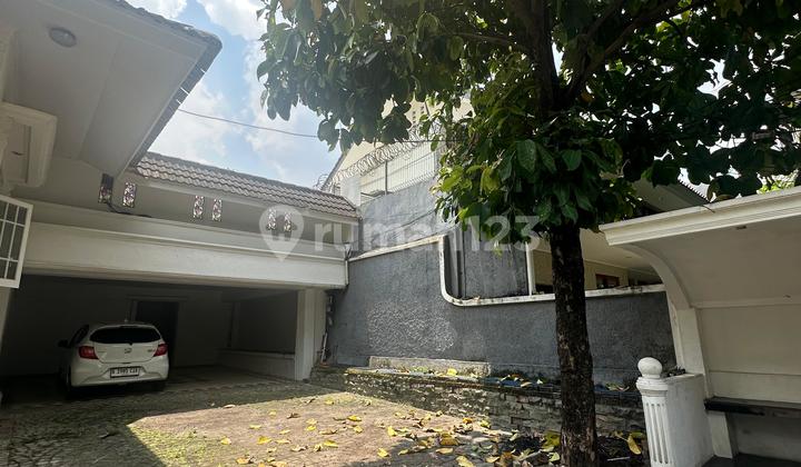 Rumah Pinggir Jalan Raya Brawijaya, Cocok untuk Restoran dan Kafe
