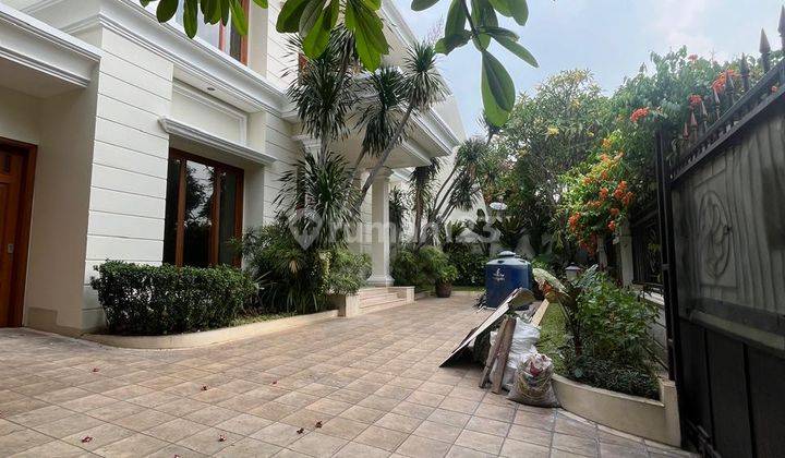 Rumah Mewah Dan Elegan di Pejaten, Kolam Renang Dan Taman Luas 2