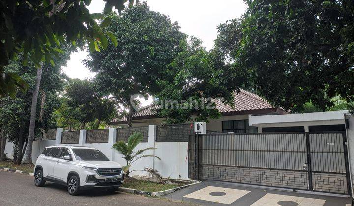 Rumah Mewah di Patra Kuningan, Cocok Untuk Kantor, Kolam Renang 1