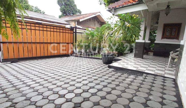 RUMAH FULL FURNISHED, LUAS DAN ASRI DENGAN TAMAN HIJAU DICIPAYUNG 2