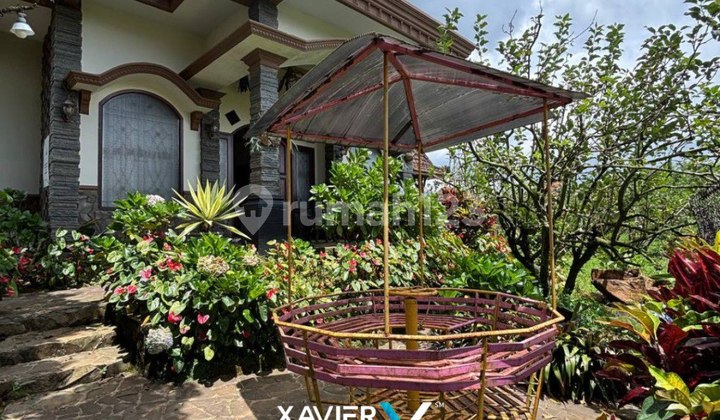 Villa House with Swimming Pool and Mountain View in Batu Tourist City 2