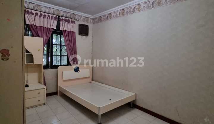 Disewakan Rumah Satelit Utara Semi Furnish Surabaya Barat  3