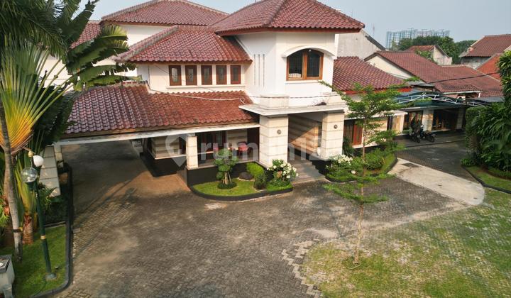 Dijual Rumah Mewah dengan Taman Luas di Pondok Labu JakSel