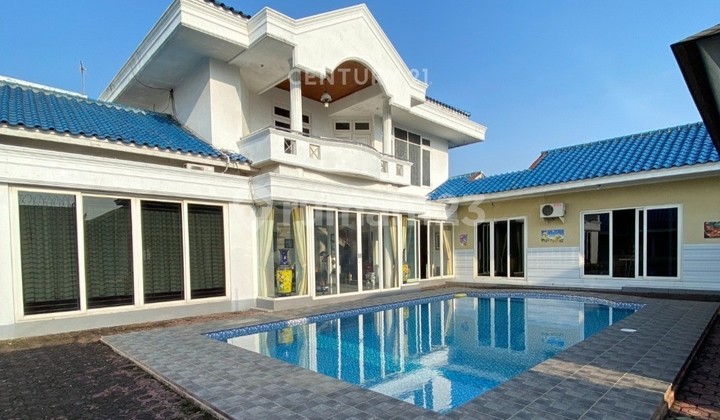 Rumah Mewah Dengan Kolam Renang Di Cipayung Jakarta Timur
