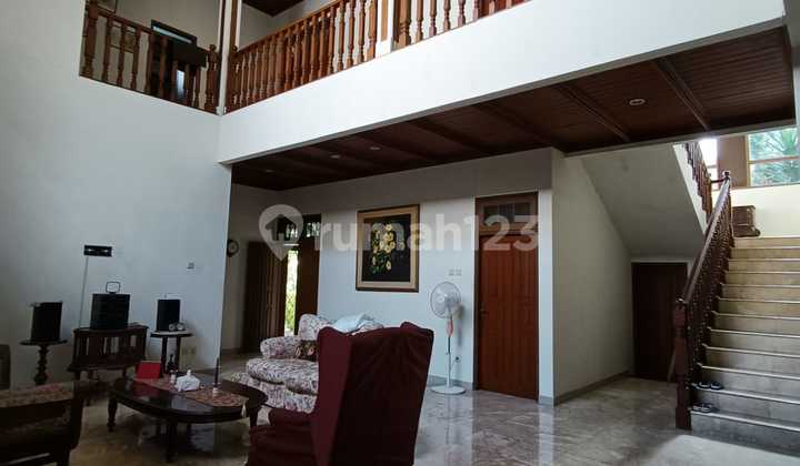 Sturdy House in West Pejaten 2