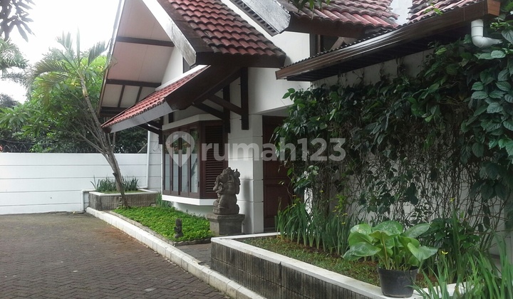 Rumah Asri, Halaman Luas & Swimming Pool
